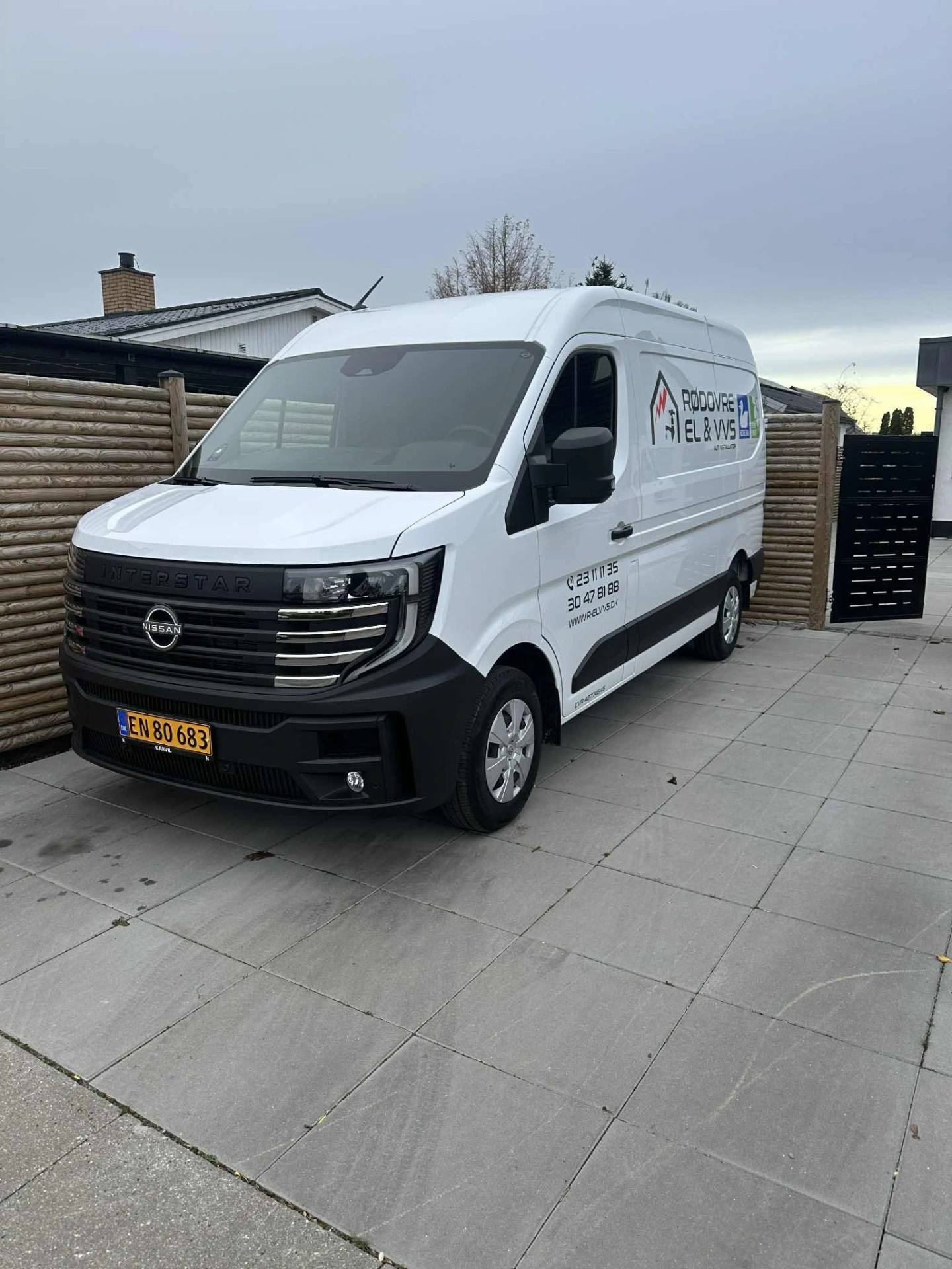 Servicebil for Rødovre El & VVS med logo og kontaktinfo.