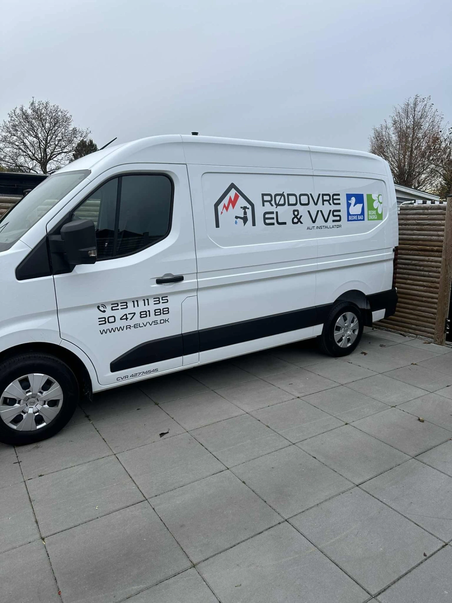 Servicebil for Rødovre El & VVS med logo og kontaktinfo.