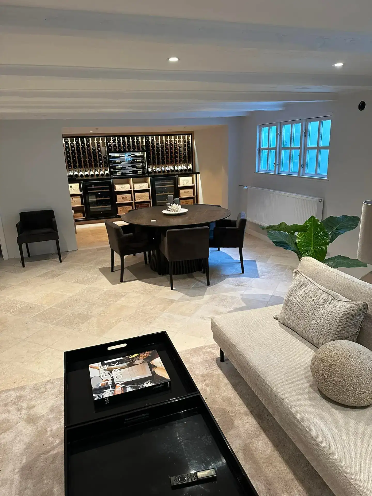 Moderne stue med spisebord, sofa og vinkøleskab i Rødovre El & VVS.
