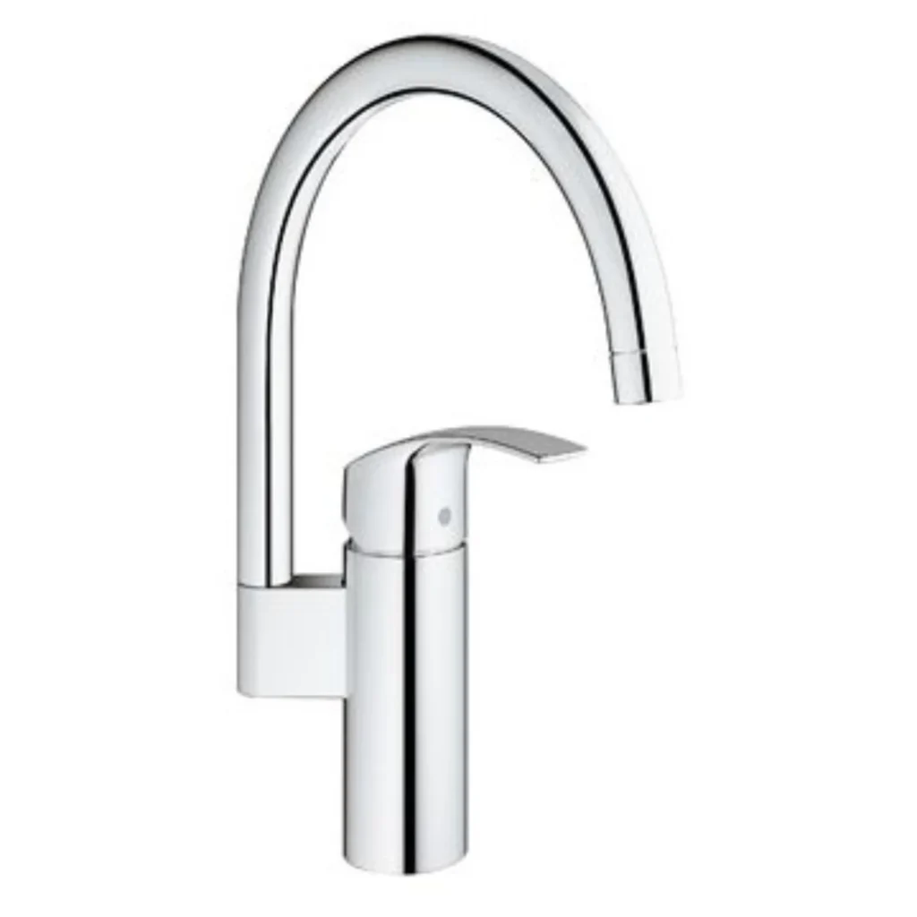 Elegant, hvidt køkkenarmatur med høj bue og enkelt design.