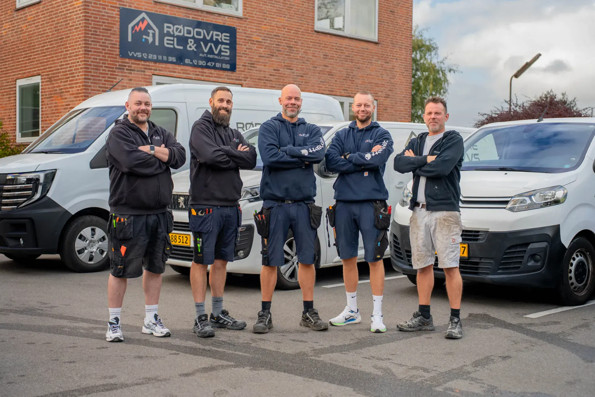 Rødovre El & VVS team foran firmaets biler i Rødovre.
