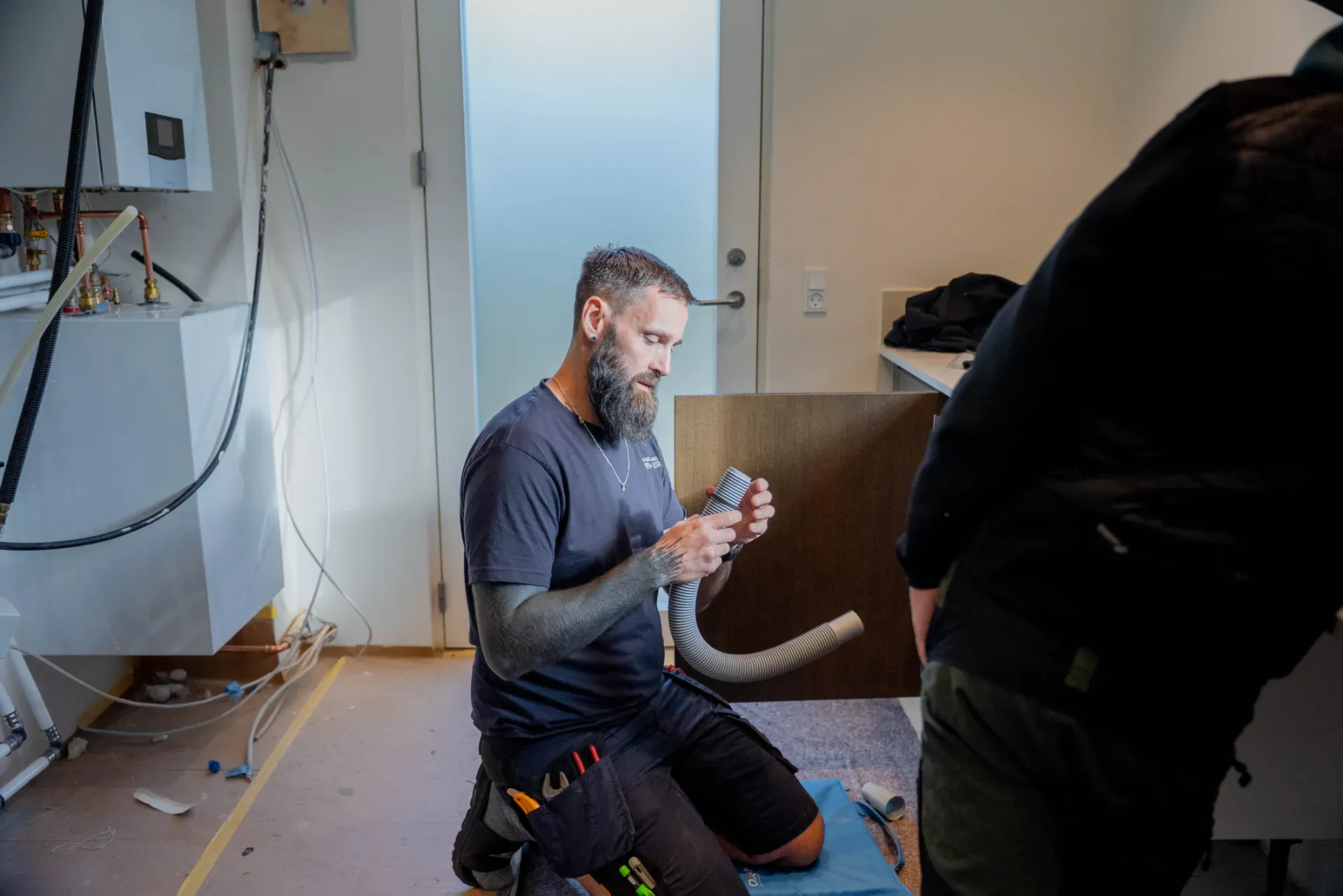 Mand arbejder på VVS-installation i Rødovre med værktøj og udstyr.