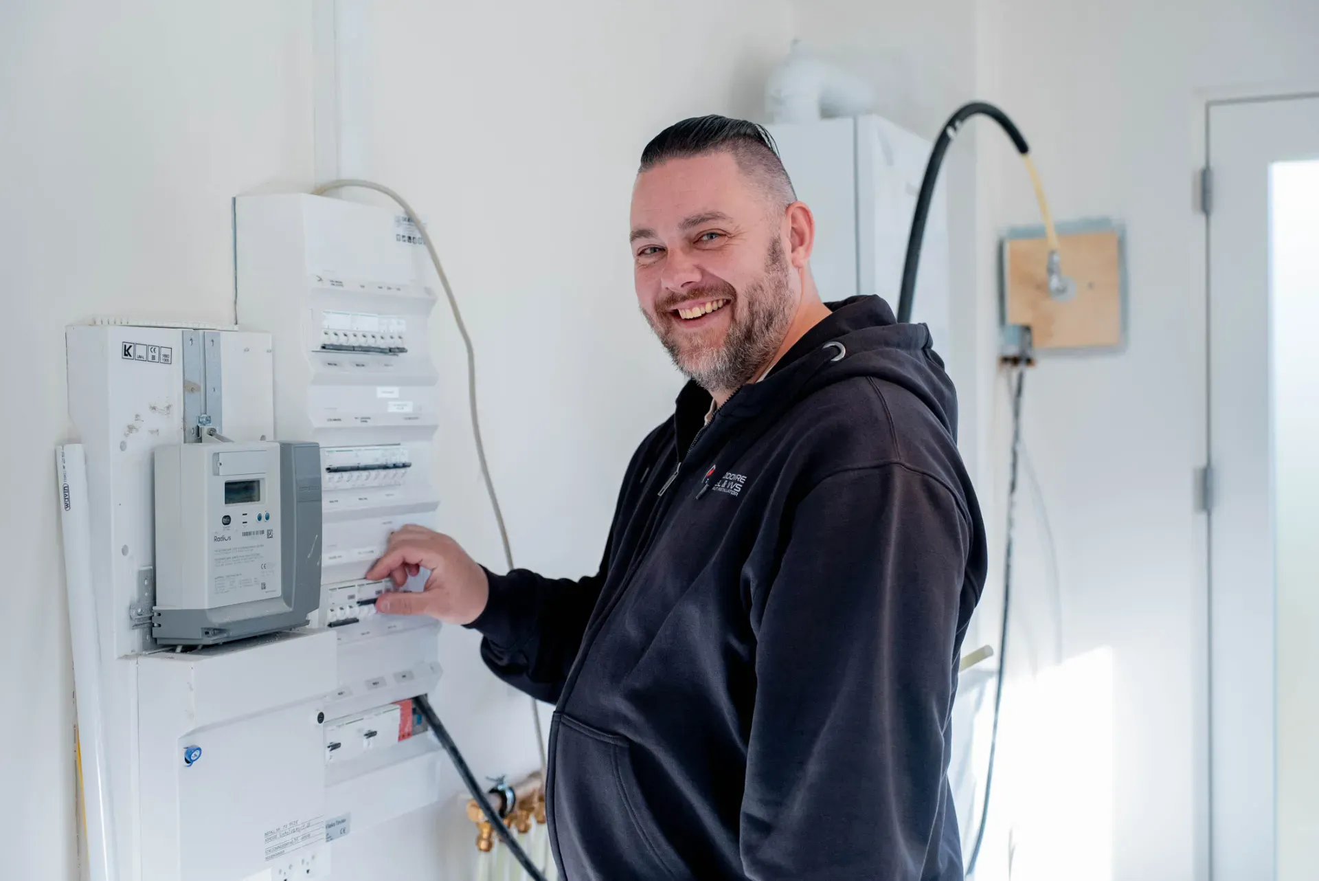 Elektriker arbejder med el- og VVS-installationer hos Rødovre El & VVS ApS.