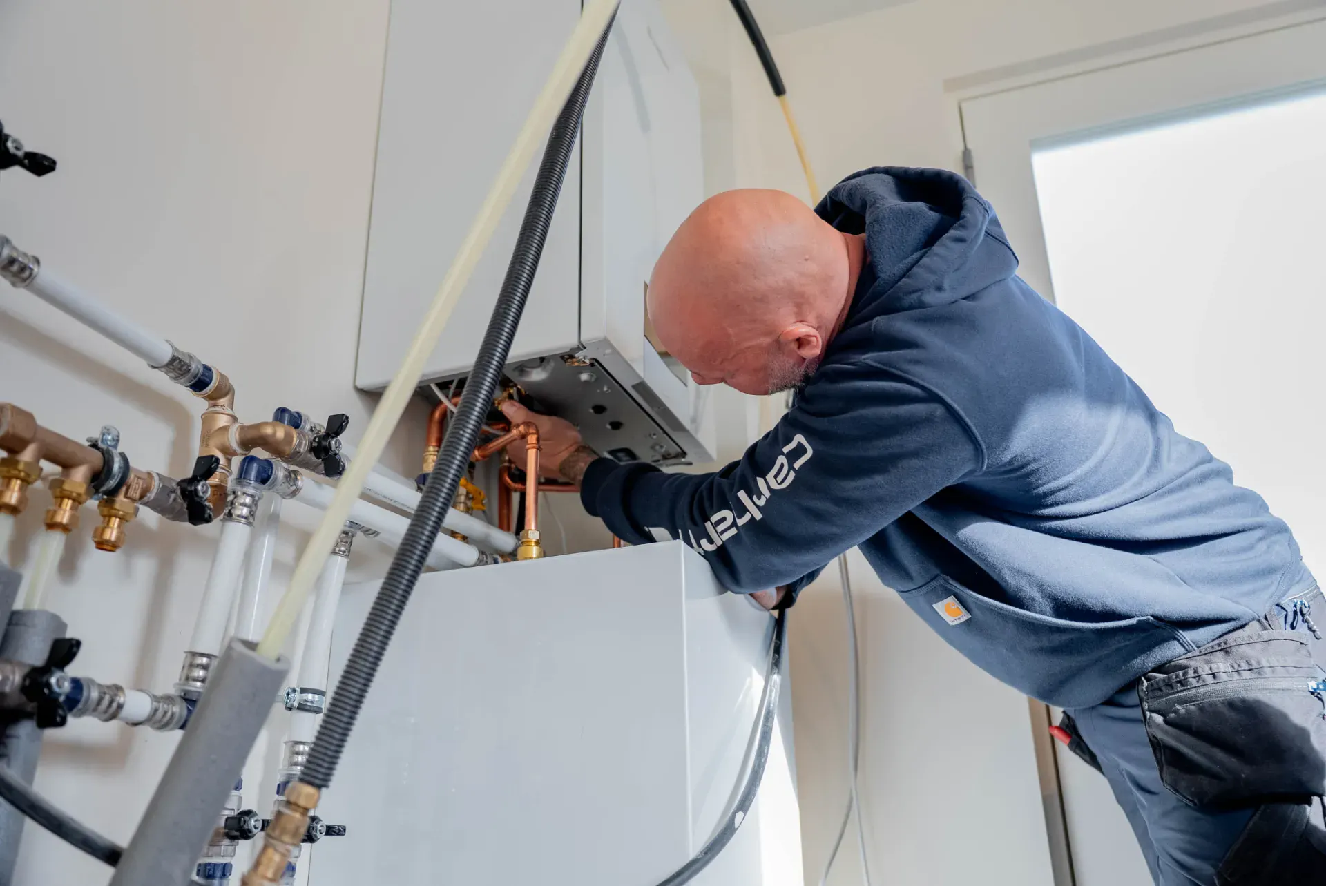 Mand arbejder på VVS-installation i Rødovre.