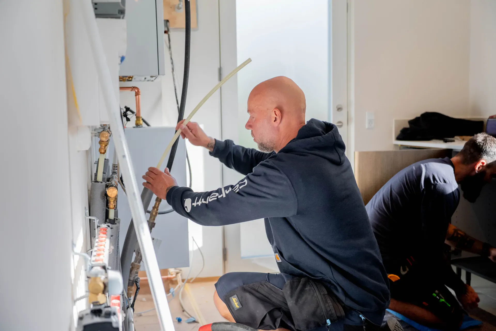 Mand arbejder på VVS-installation i Rødovre med værktøj og udstyr.