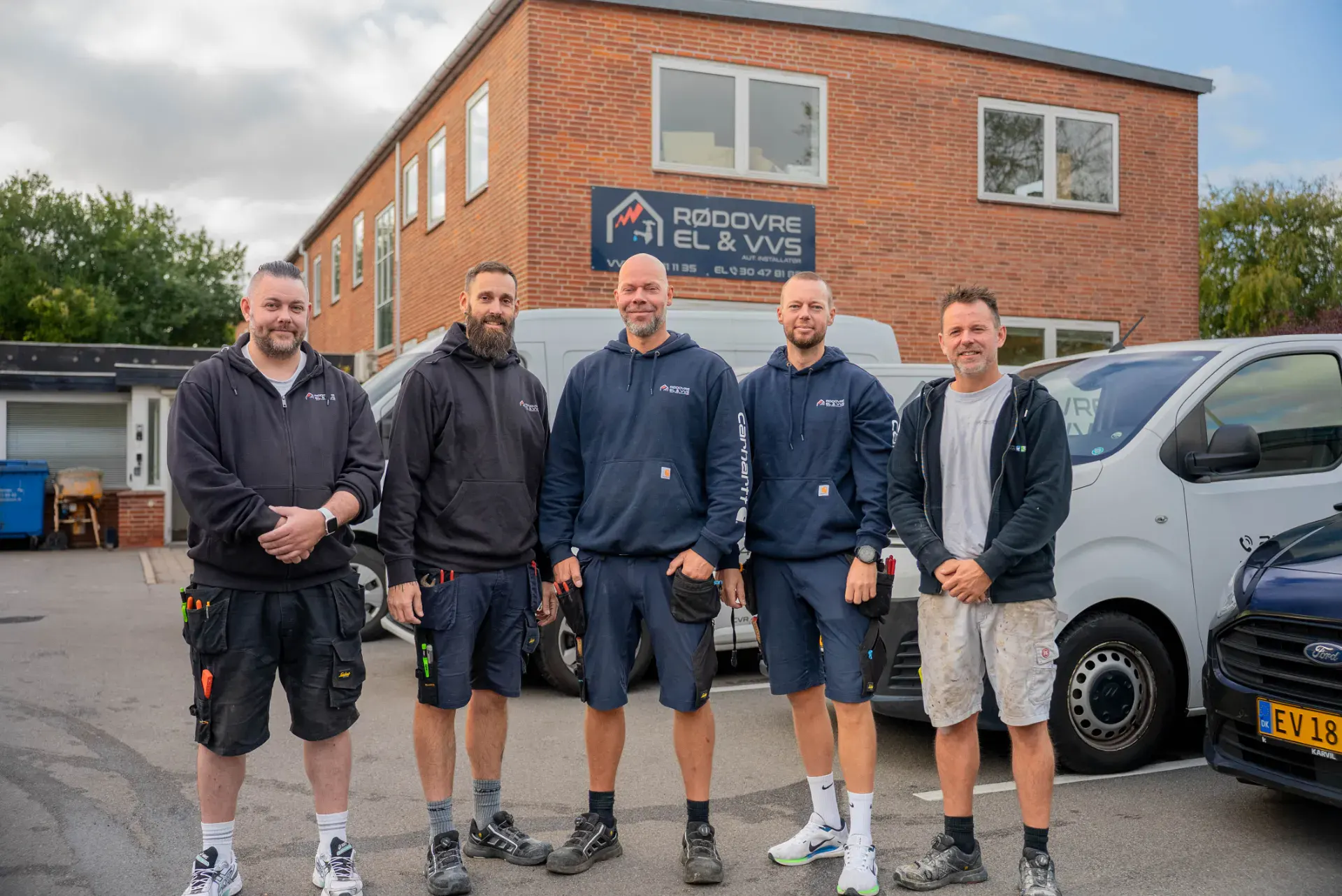 Rødovre El & VVS team foran firmaets bygning i Rødovre.